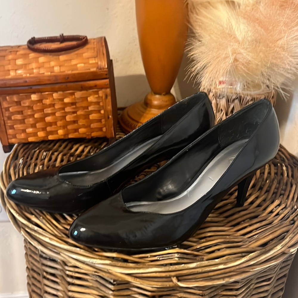 Black 3 Inch Round Toe Pump/ Size 10/ Cato